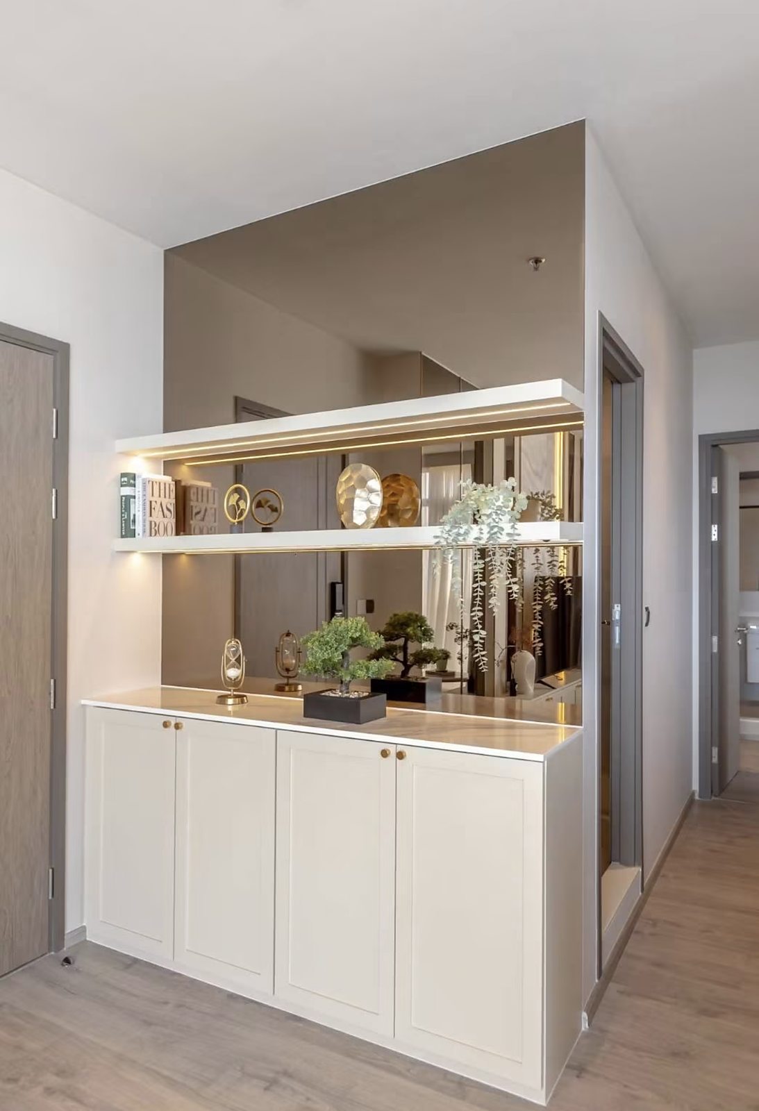 Rhythm Ekkamai Estate: Entrance display cabinet [show unit]