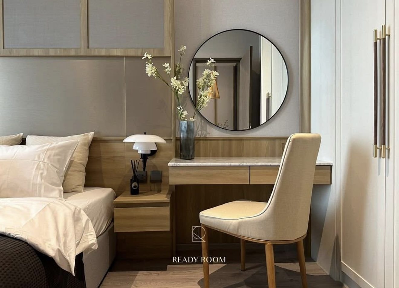 Rhythm Ekkamai Estate: Bedroom vanity desk