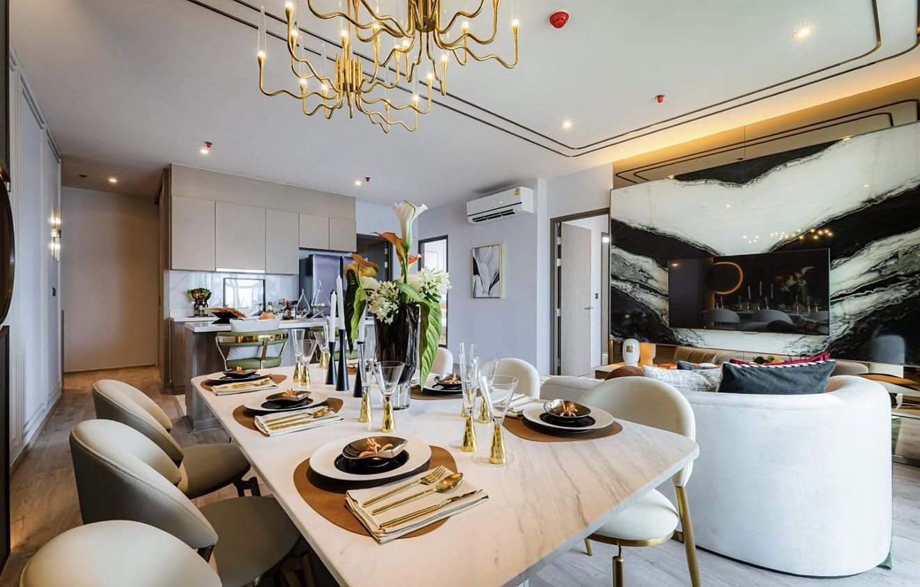 Rhythm Ekkamai Estate: Dining and living [show unit]