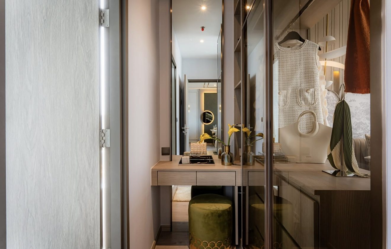 Rhythm Ekkamai Estate: Walk-in closet [show unit]