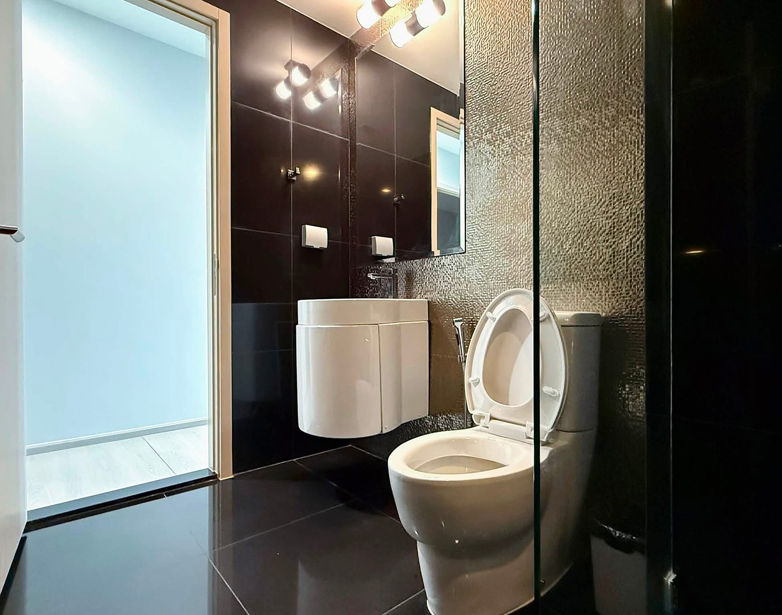 Rhythm Sukhumvit 36-38: Guest bathroom