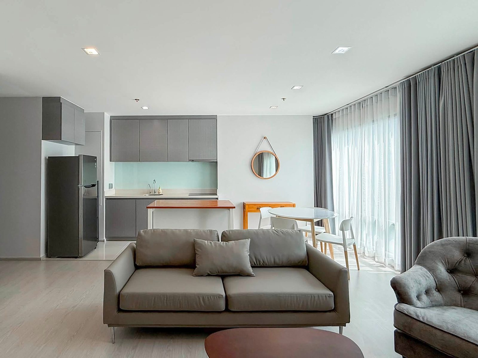 Rhythm Sukhumvit 36-38: Living room and kitchen