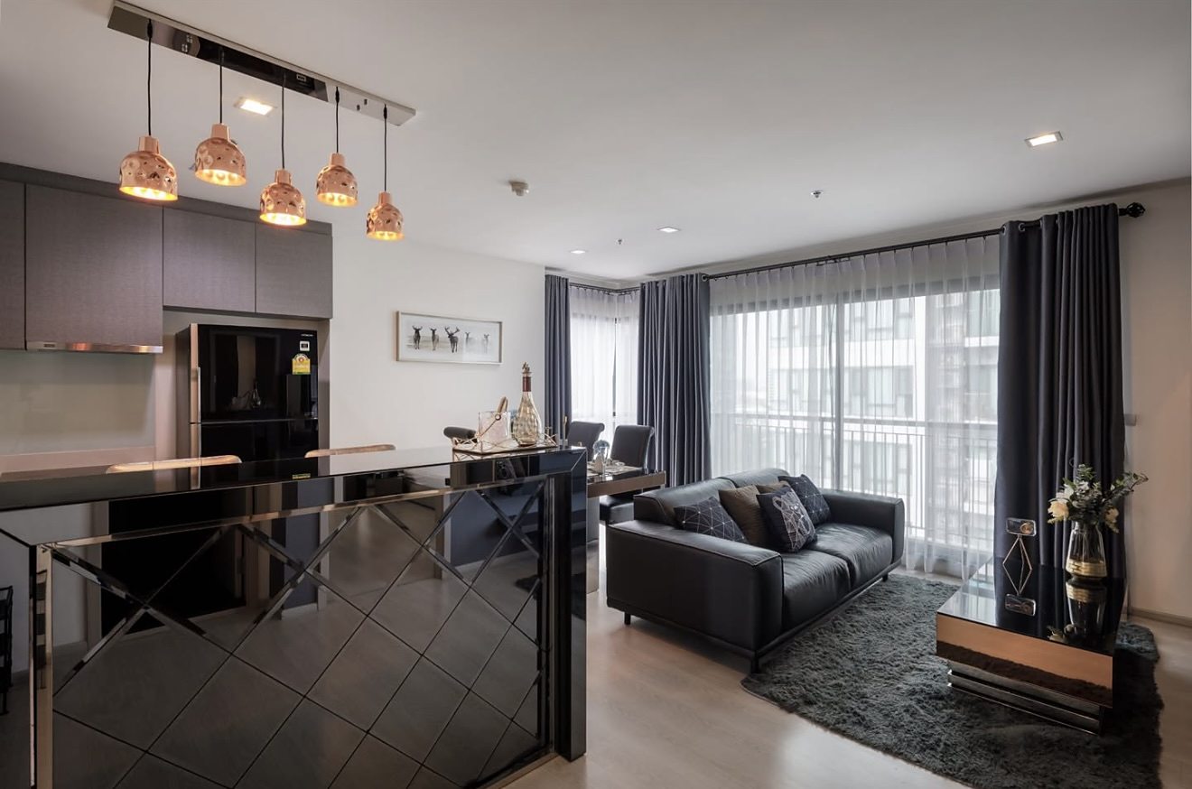 Rhythm Sukhumvit 36-38: Open-plan living and kitchen