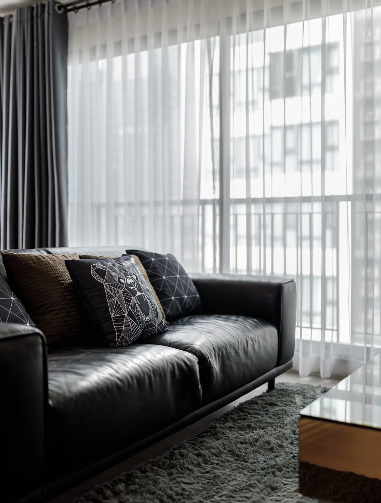 Rhythm Sukhumvit 36-38: Sofa by the window