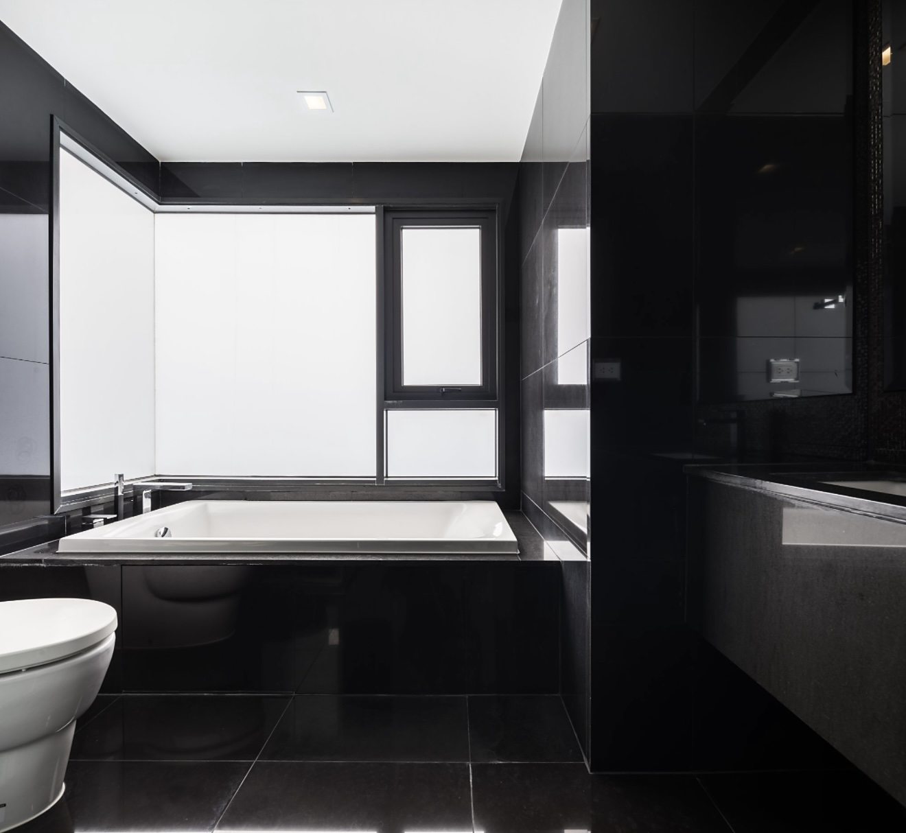 Rhythm Sukhumvit 36-38: Bathroom with bathtub