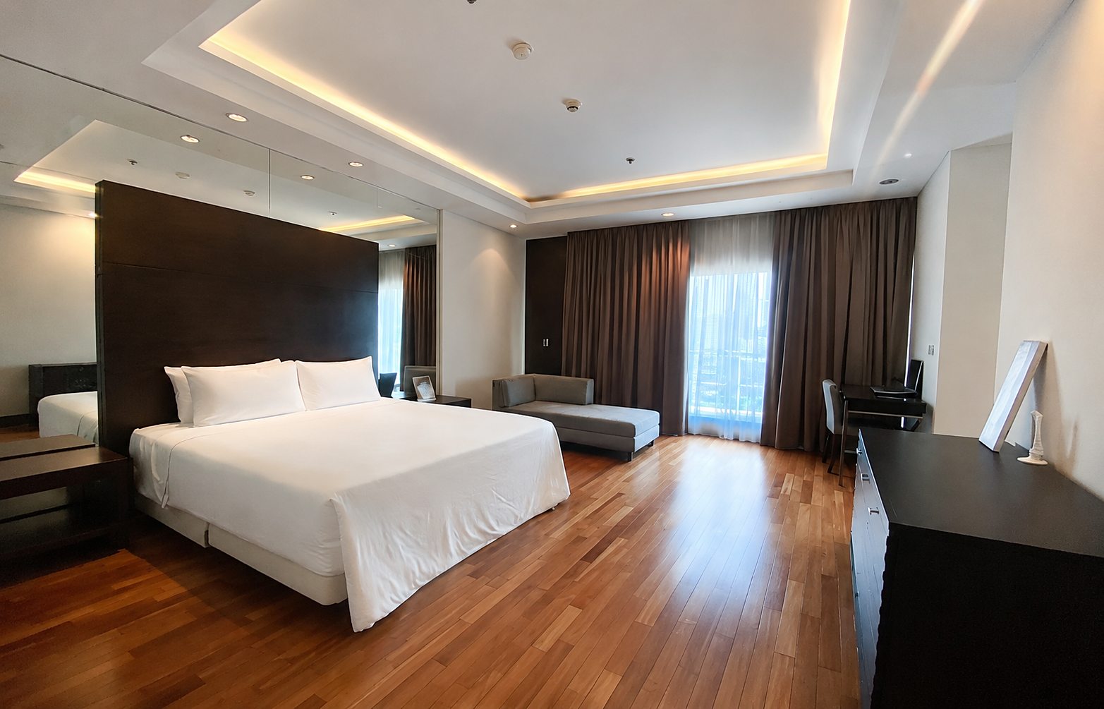 Royal Residence Park: Master bedroom