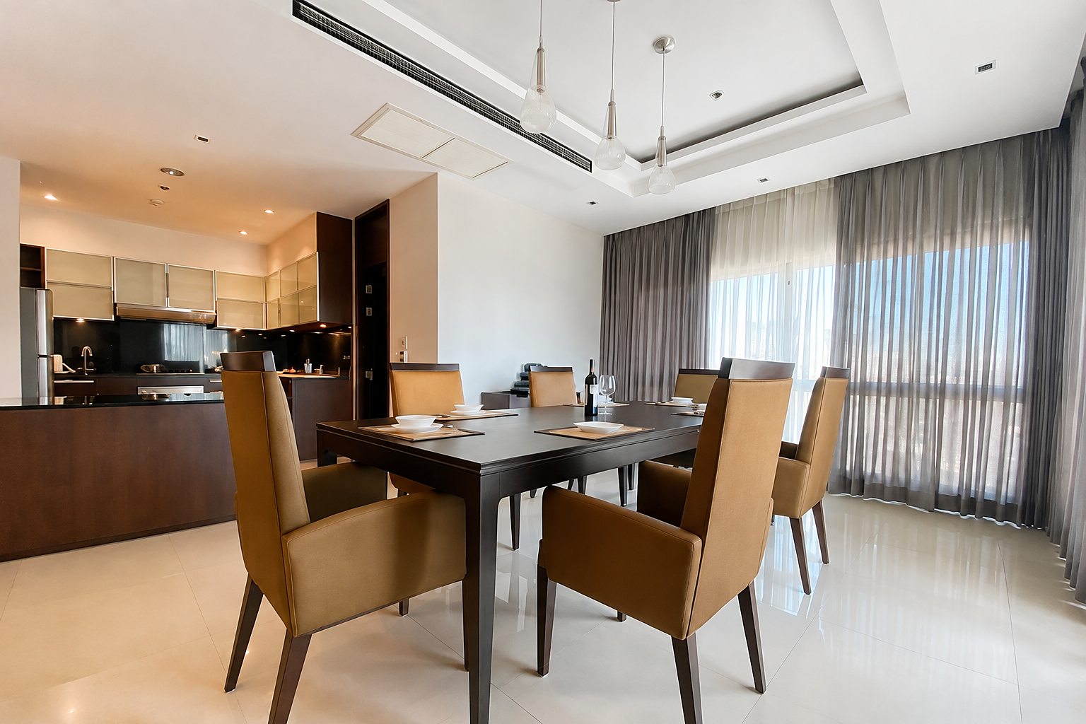 Royal Residence Park: Dining area and kitchen
