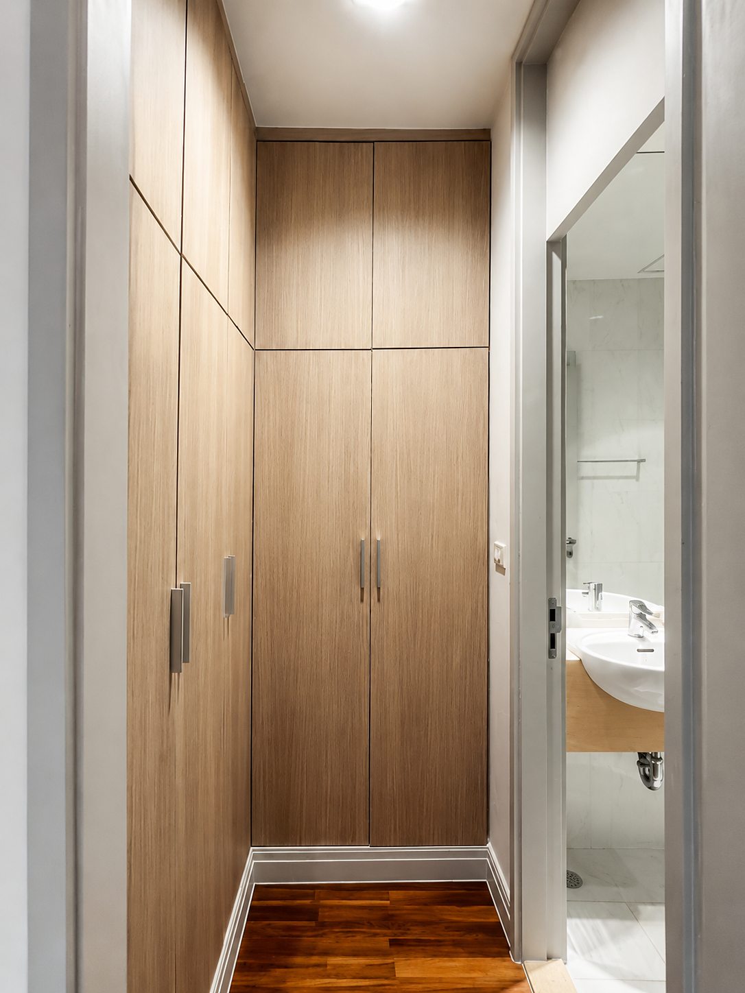 Royal Residence Park: Wardrobe and en-suite