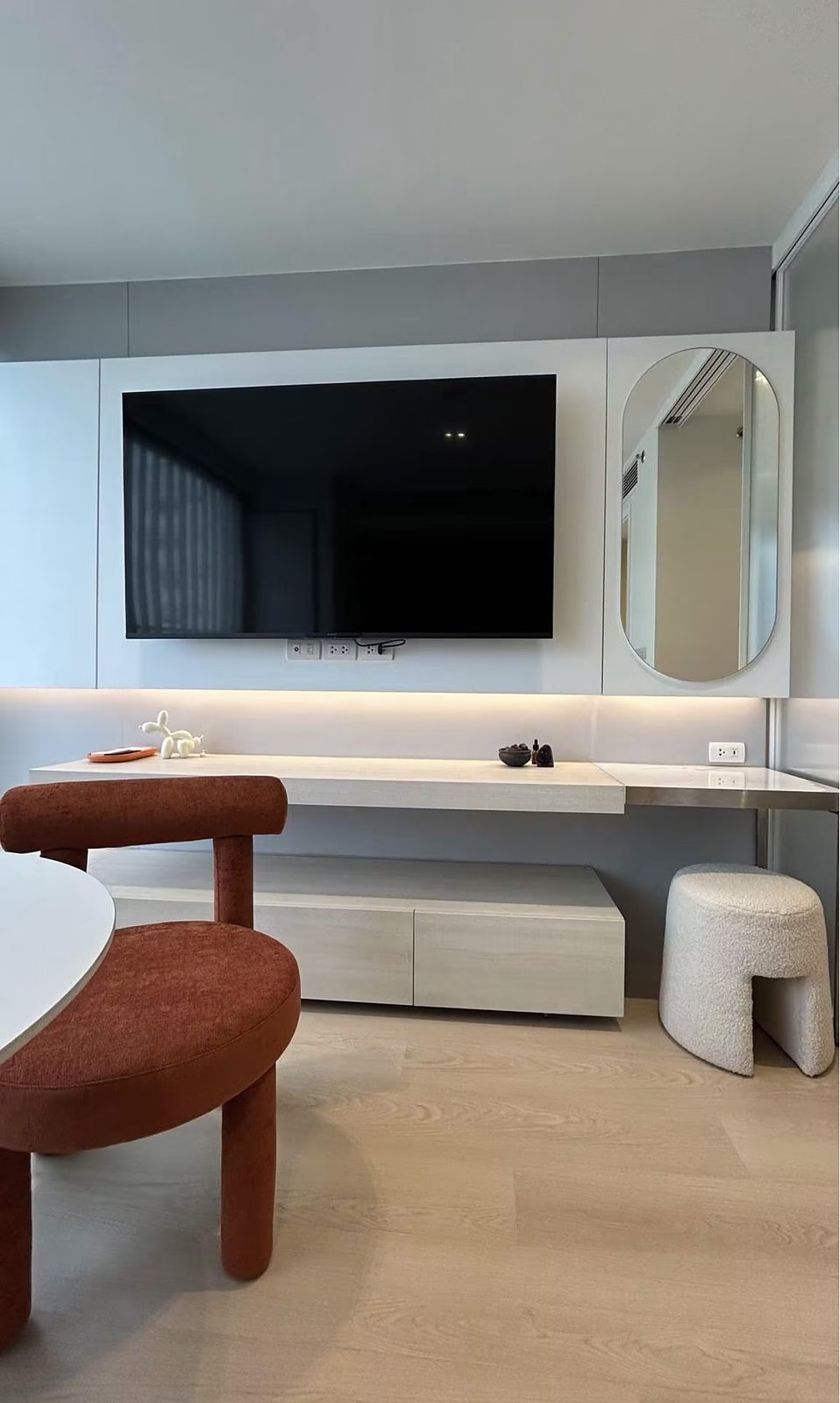 SCOPE Promsri: TV and dressing area