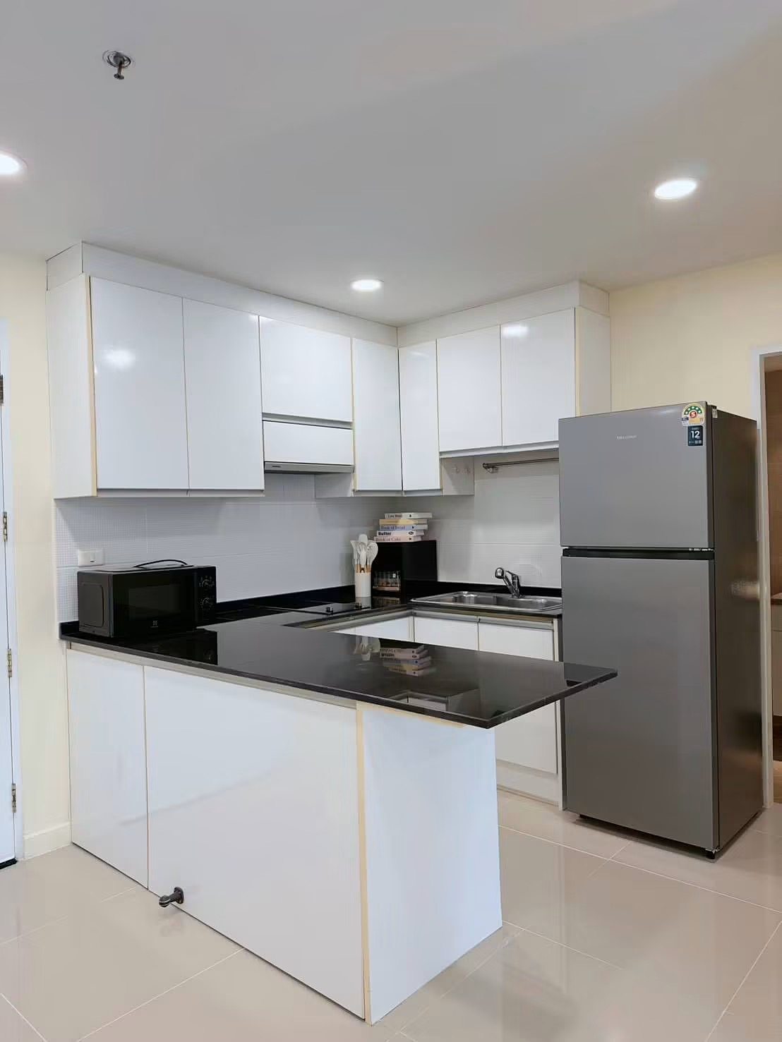 Serene Place Sukhumvit 24: Kitchen with island
