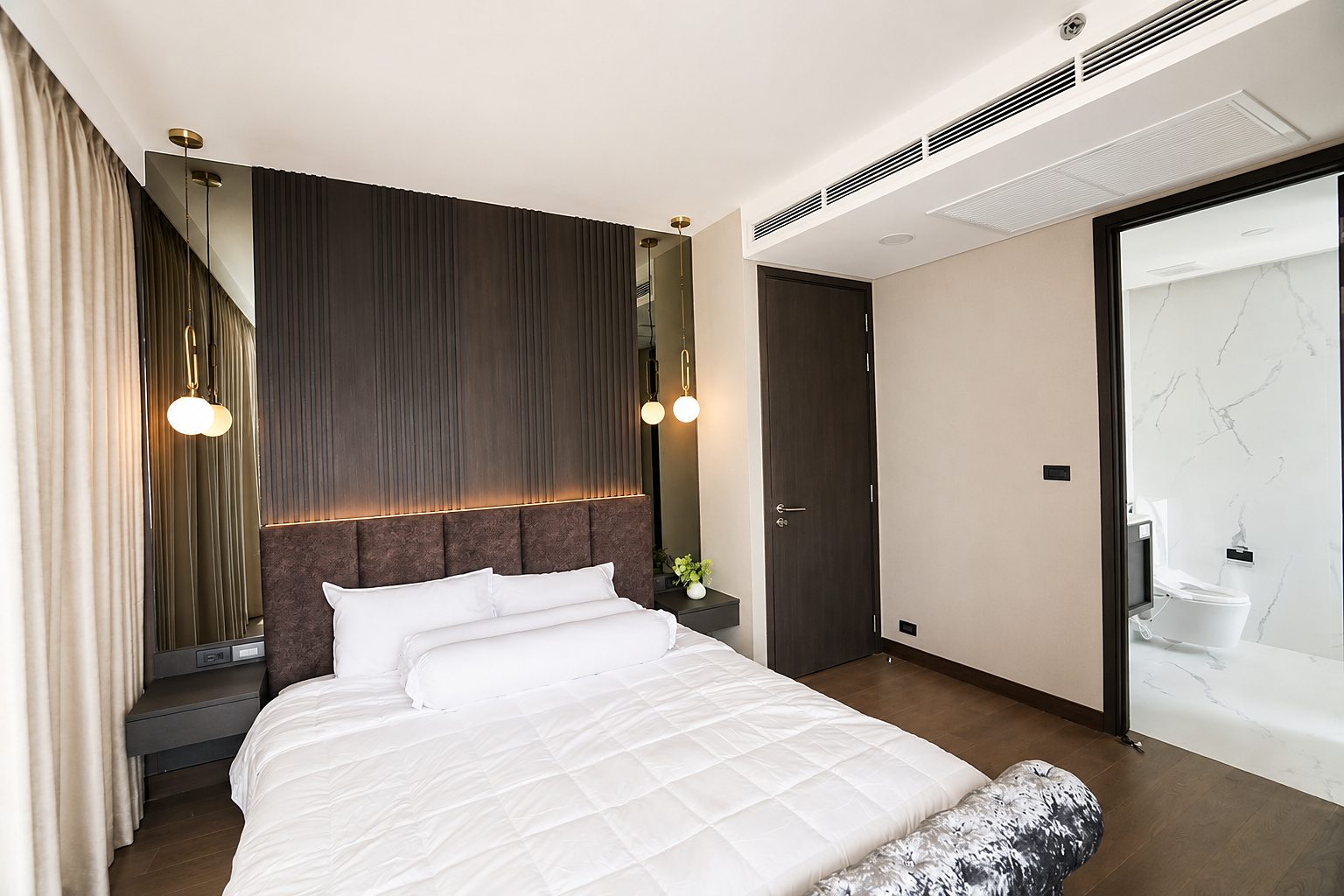Siamese Exclusive Queens: Master bedroom