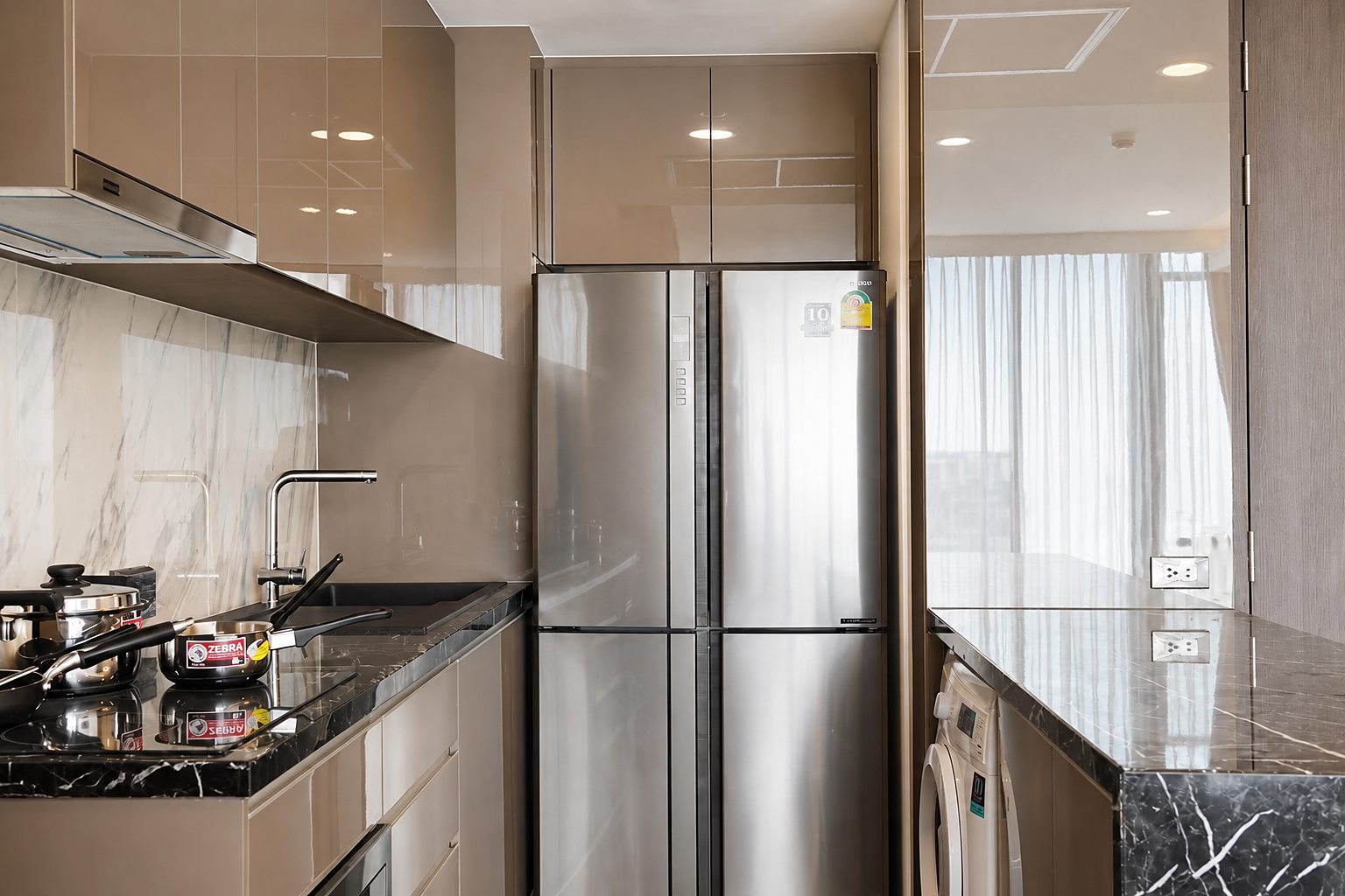 Siamese Exclusive Queens: Kitchen