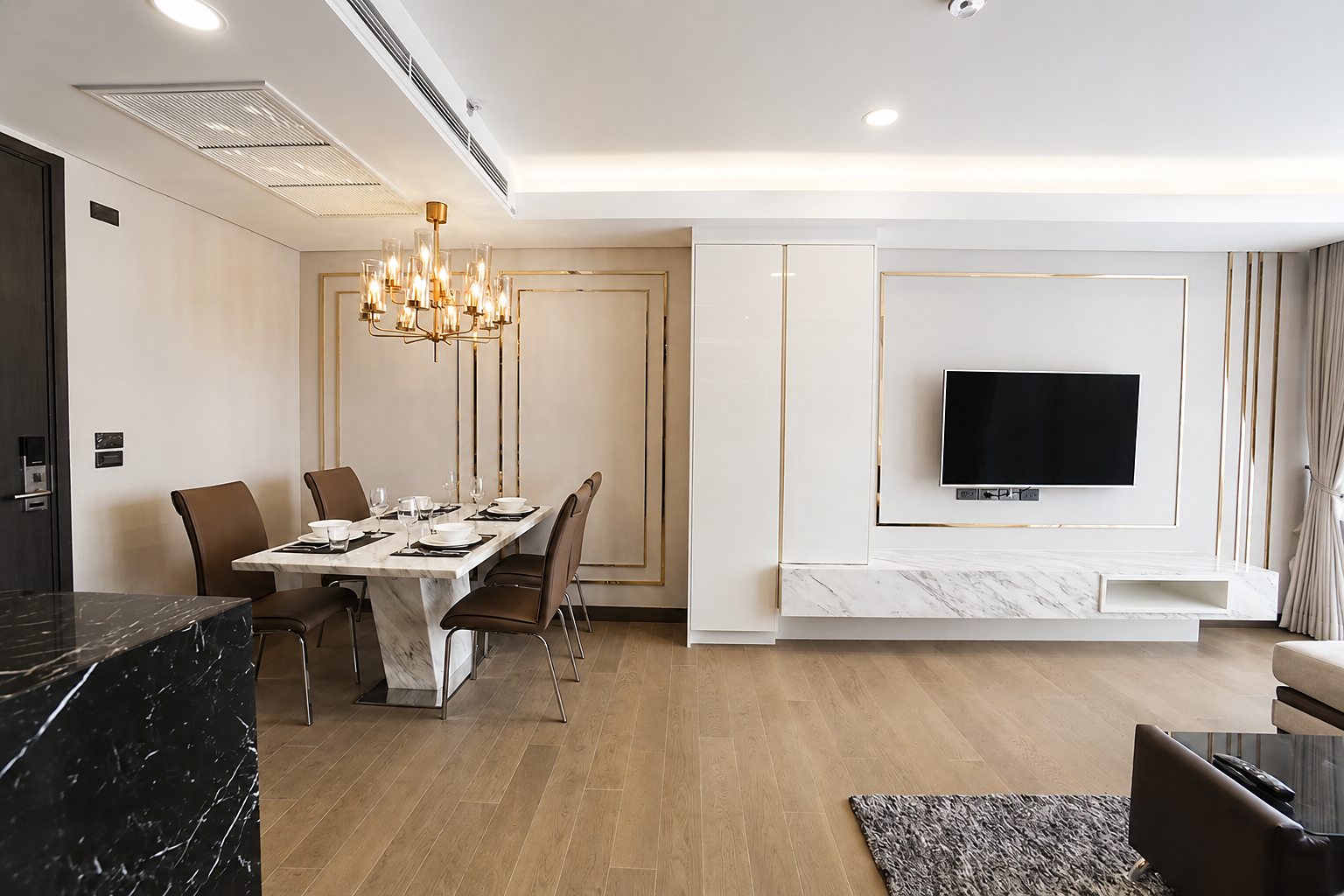 Siamese Exclusive Queens: Dining area
