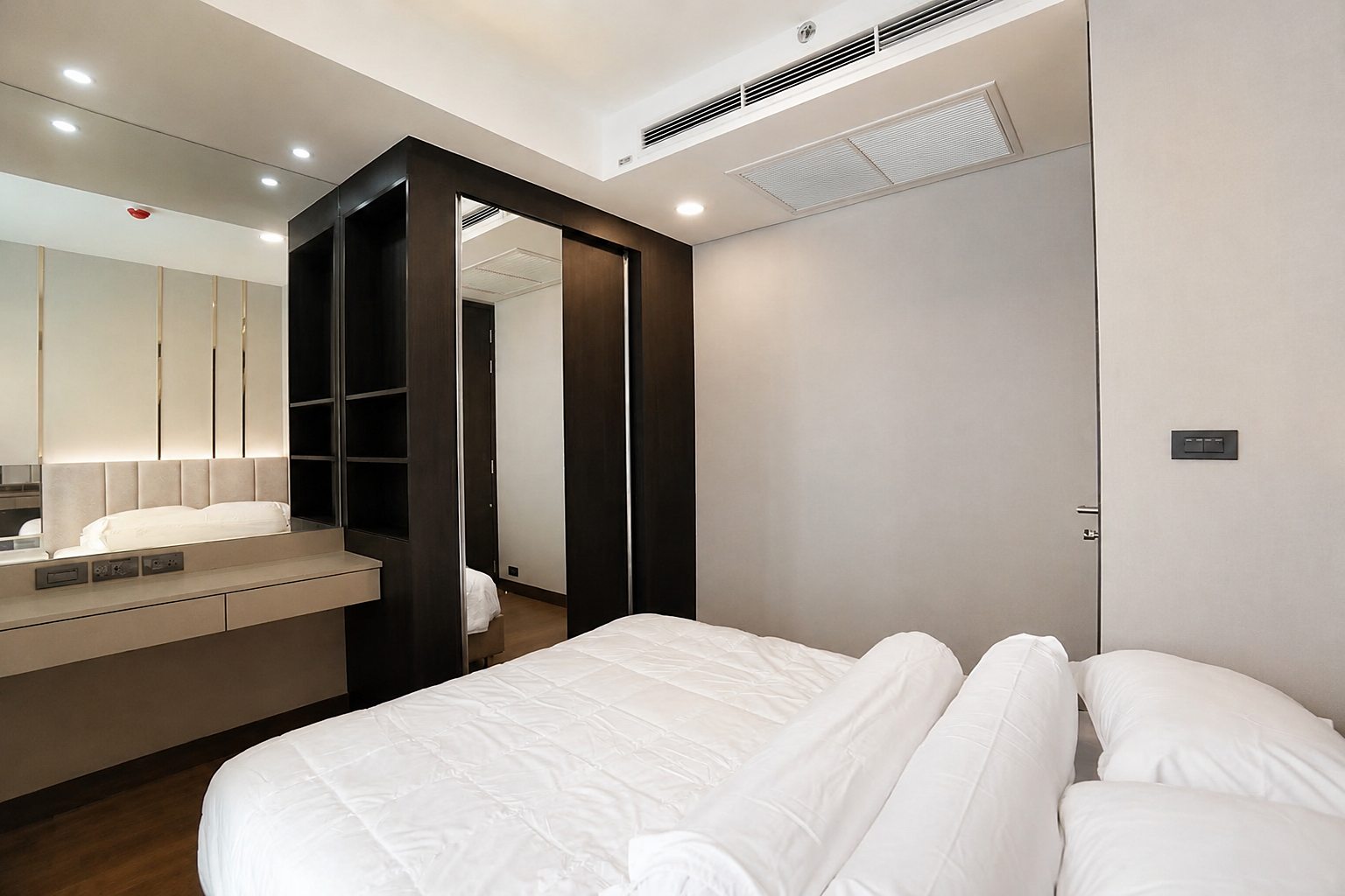 Siamese Exclusive Queens: Bedroom vanity