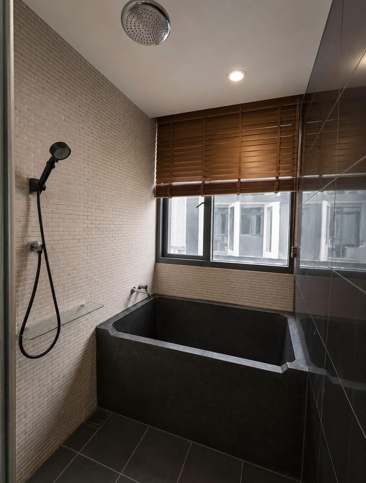 Siamese Gioia: Bathroom with bathtub