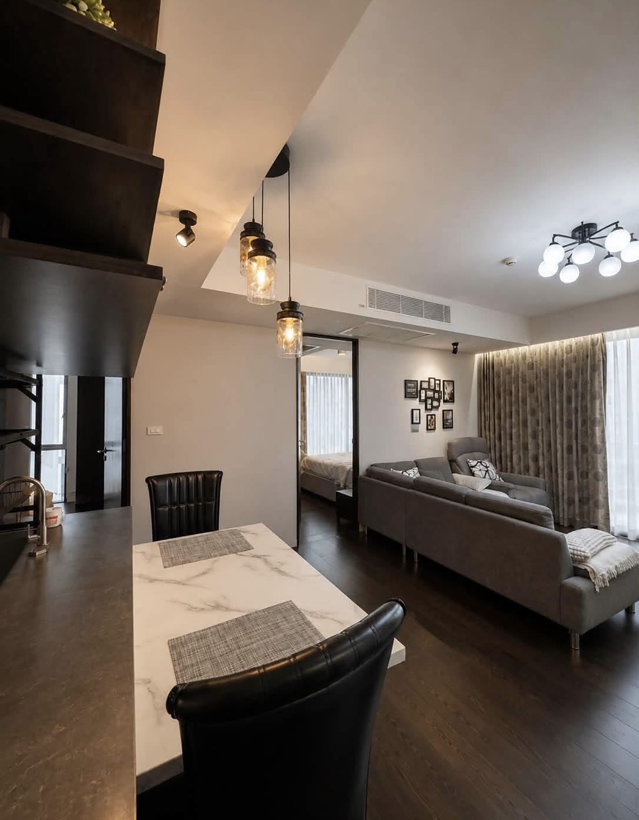 Siamese Gioia: Dining and living area