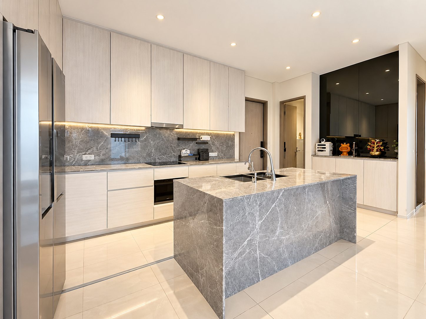 Siamese Sukhumvit 48: Kitchen with island