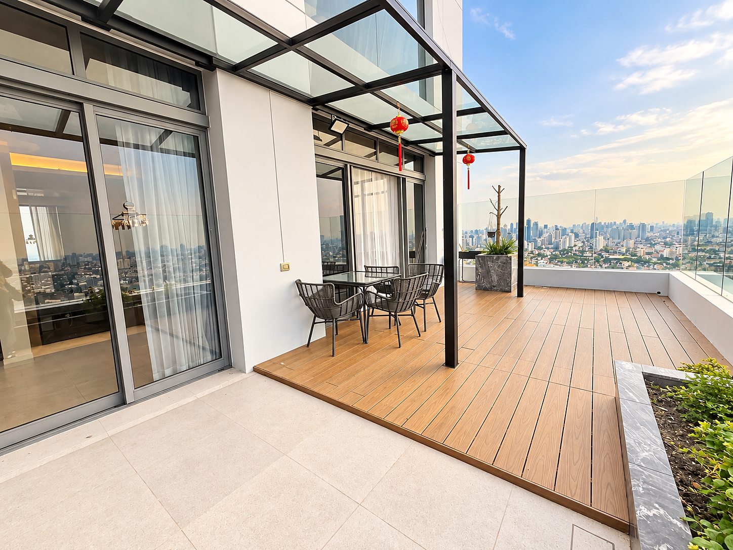 Siamese Sukhumvit 48: Terrace with city view