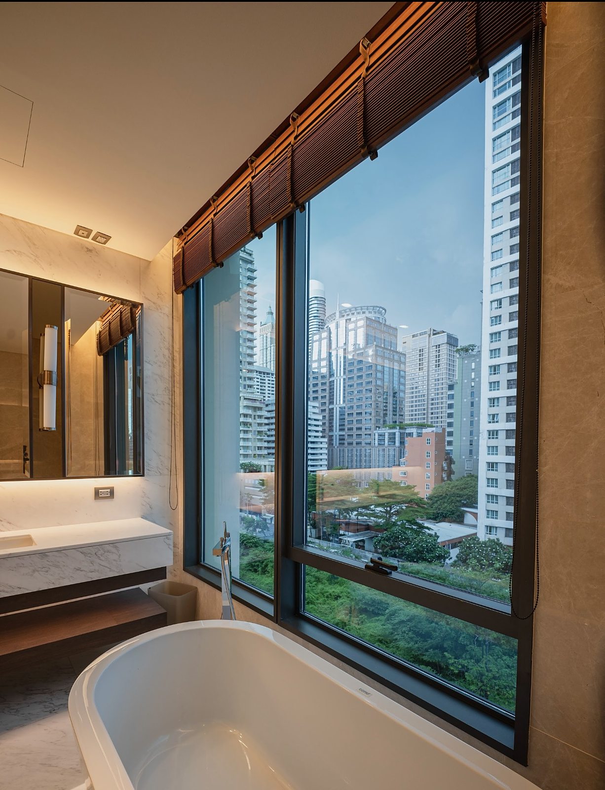 Sindhorn Residence: Bathtub with city view