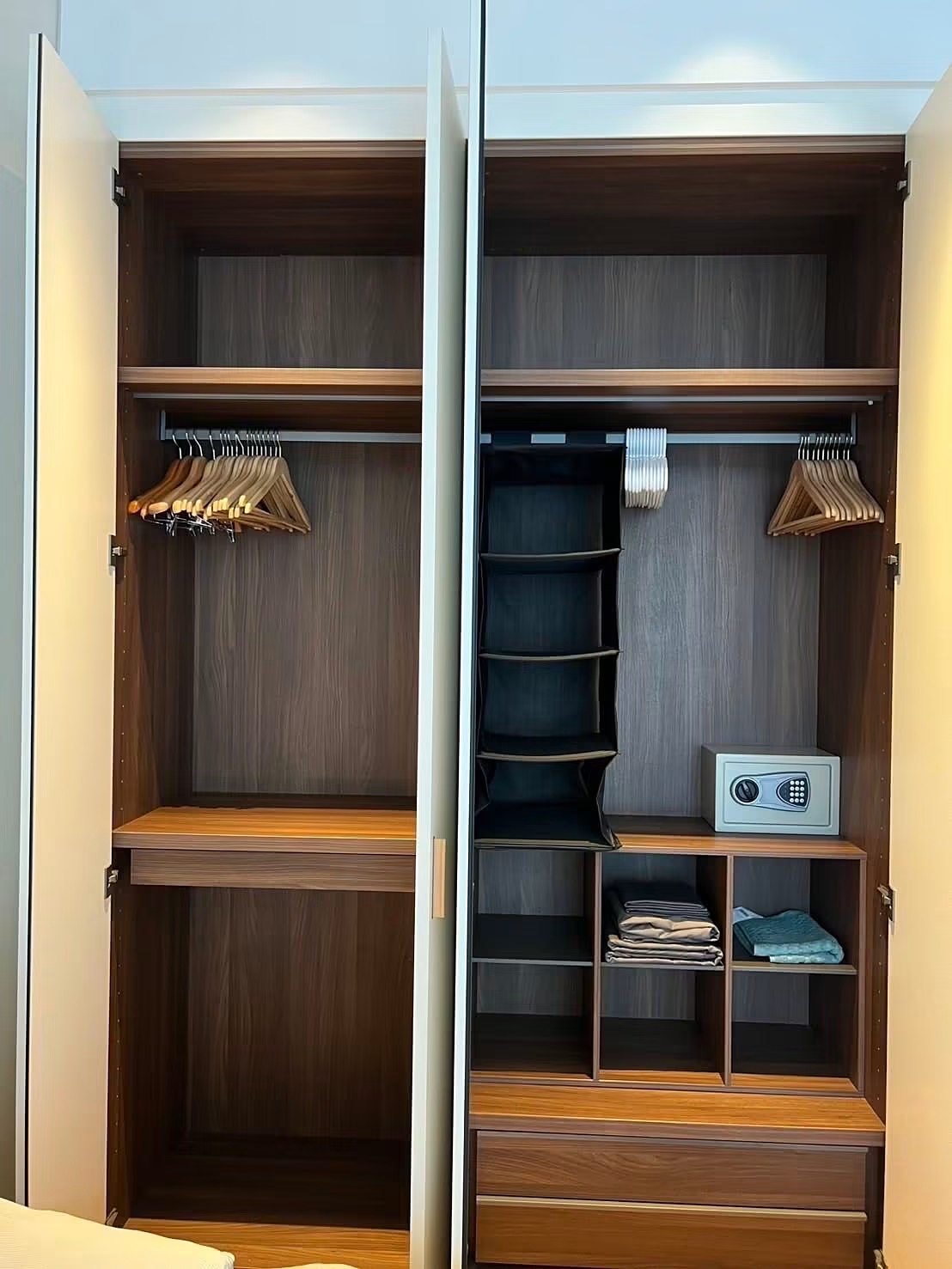 Sindhorn Residence: Built-in wardrobe