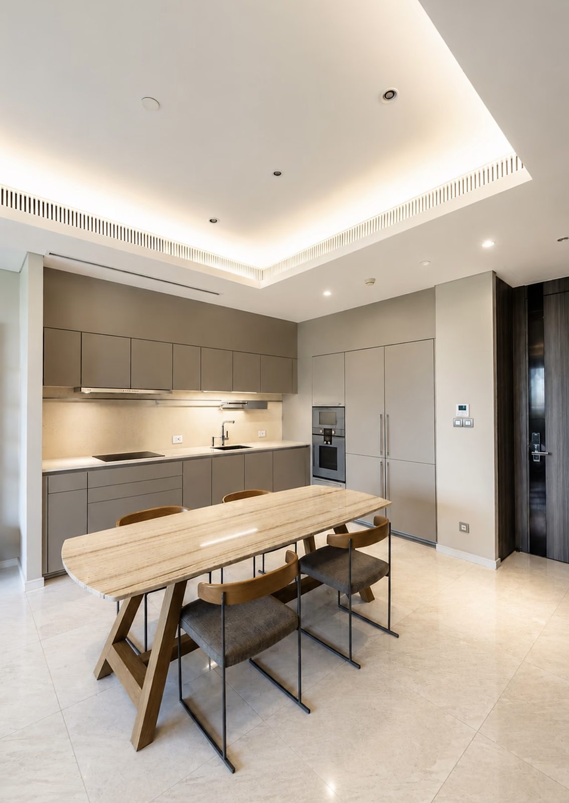 Sindhorn Tonson: Kitchen and dining area
