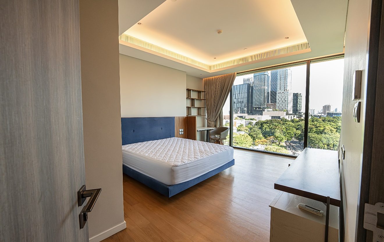 Sindhorn Tonson: Bedroom with park view