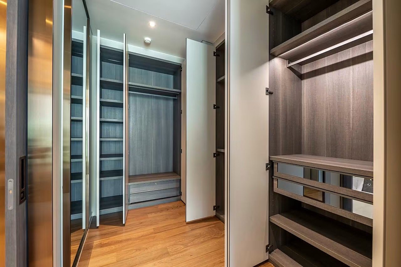 Sindhorn Tonson: Walk-in wardrobe