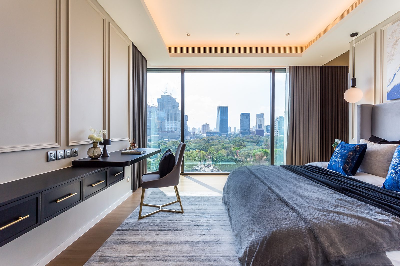 Sindhorn Tonson: Bedroom and work desk