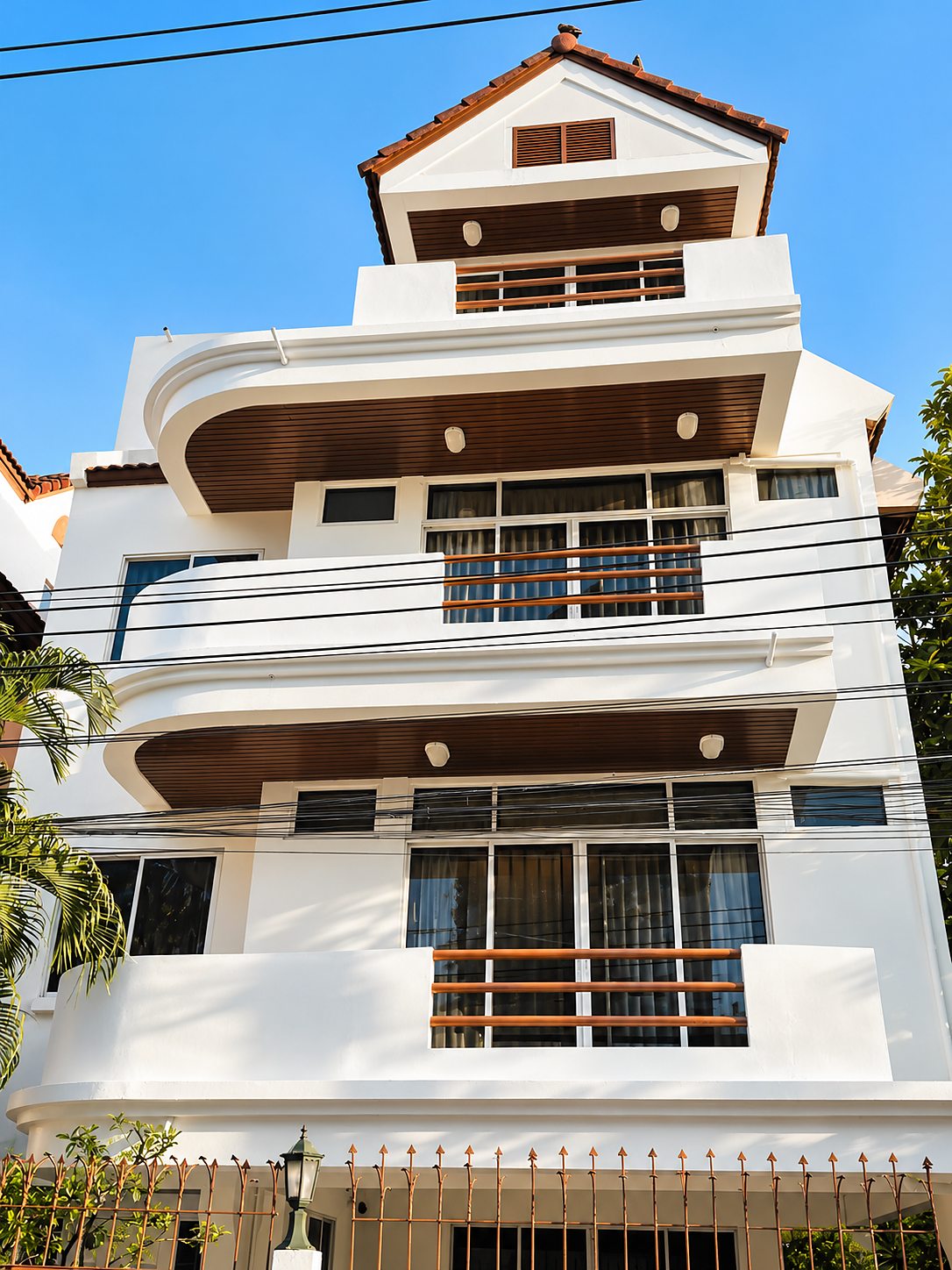 Single House Sukhumvit 31: House exterior