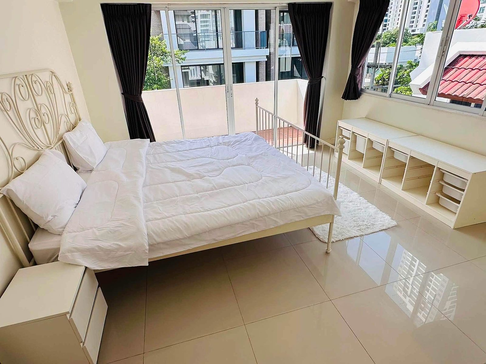 Single House Sukhumvit 31: Bedroom with balcony