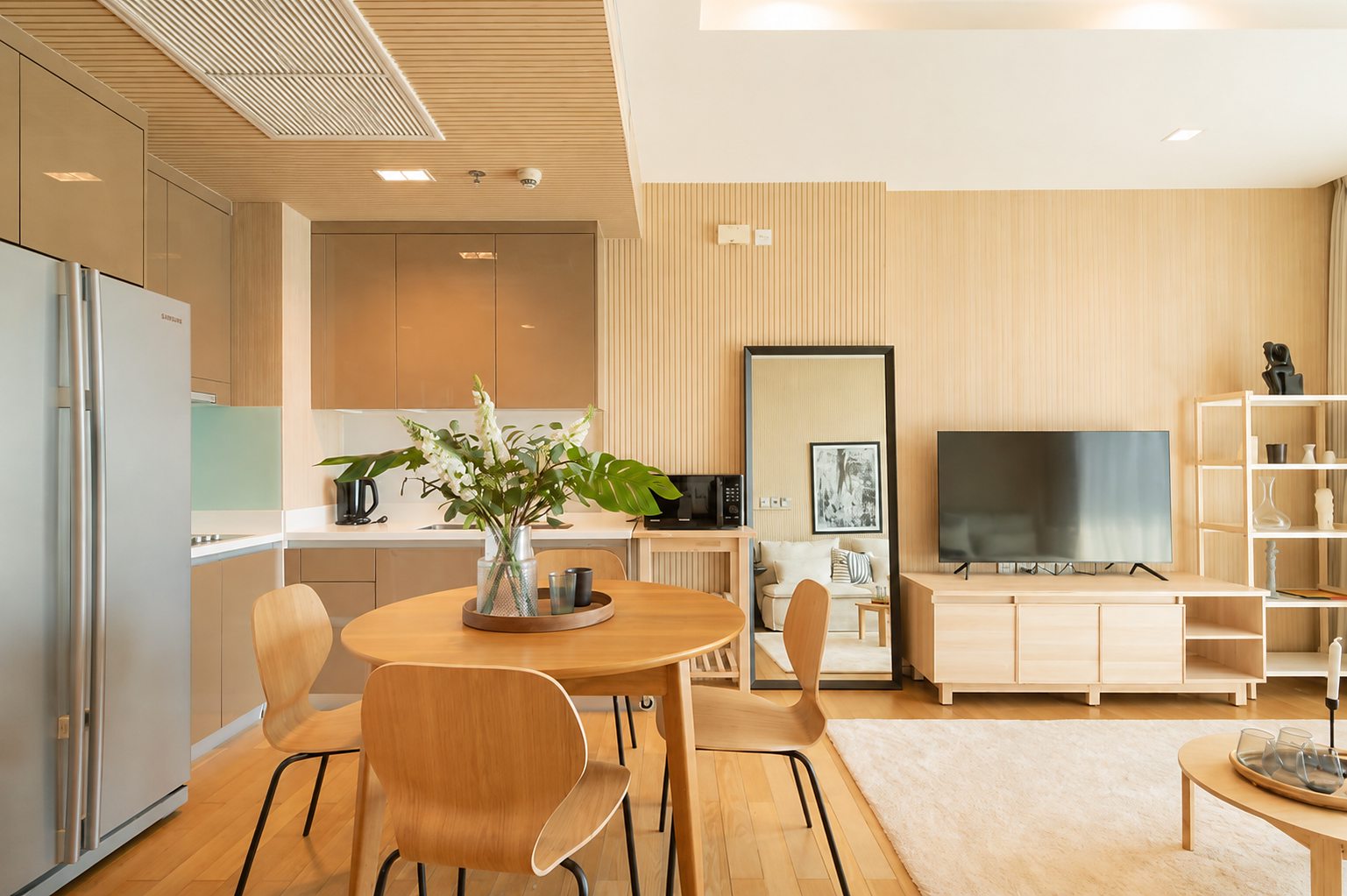 Siri at Sukhumvit: Dining area and kitchen