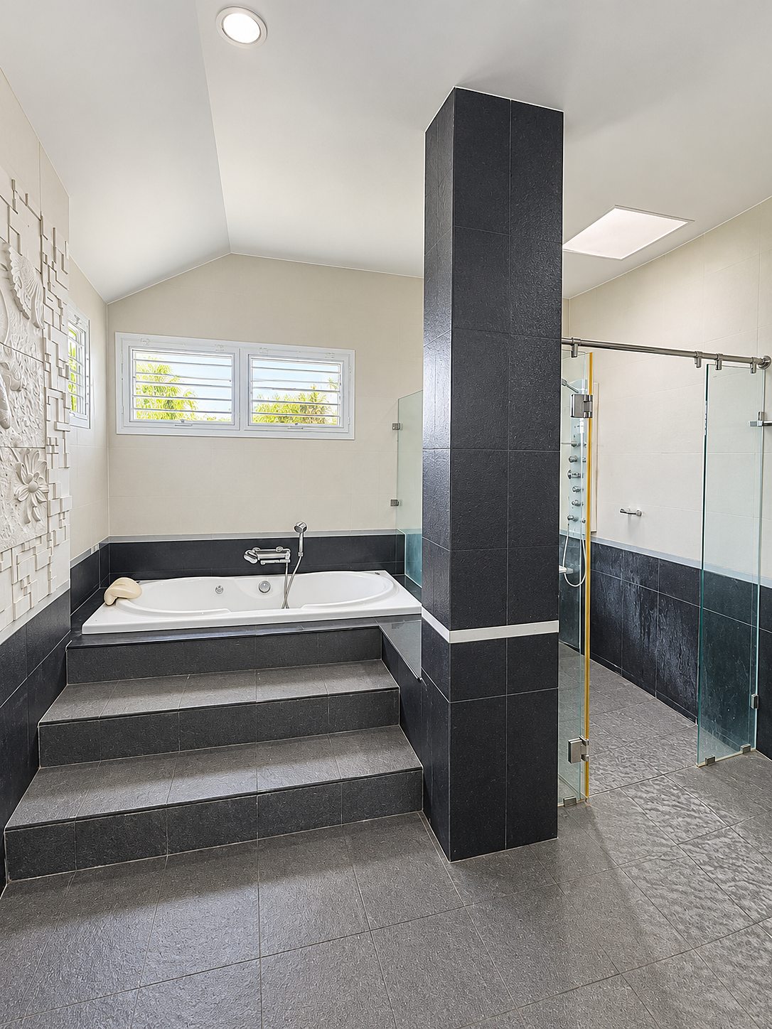 Sukhumvit 107 (Bearing) · Pool Villa: Bathroom with bathtub