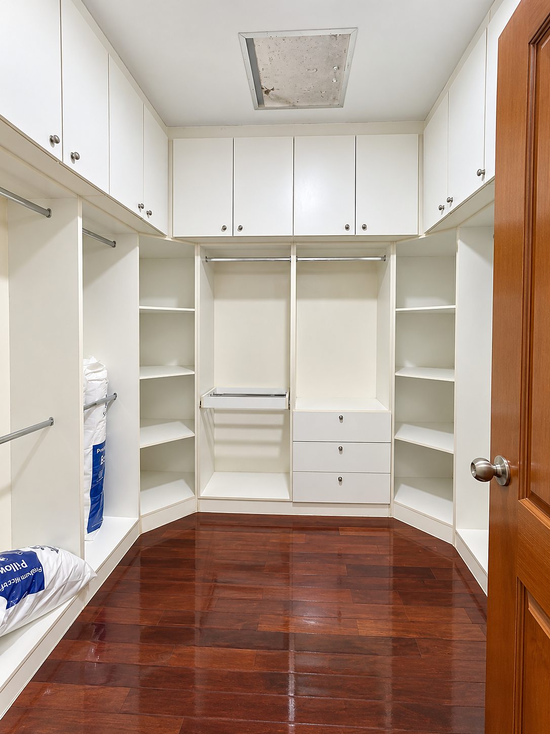 Sukhumvit 107 (Bearing) · Pool Villa: Walk-in closet