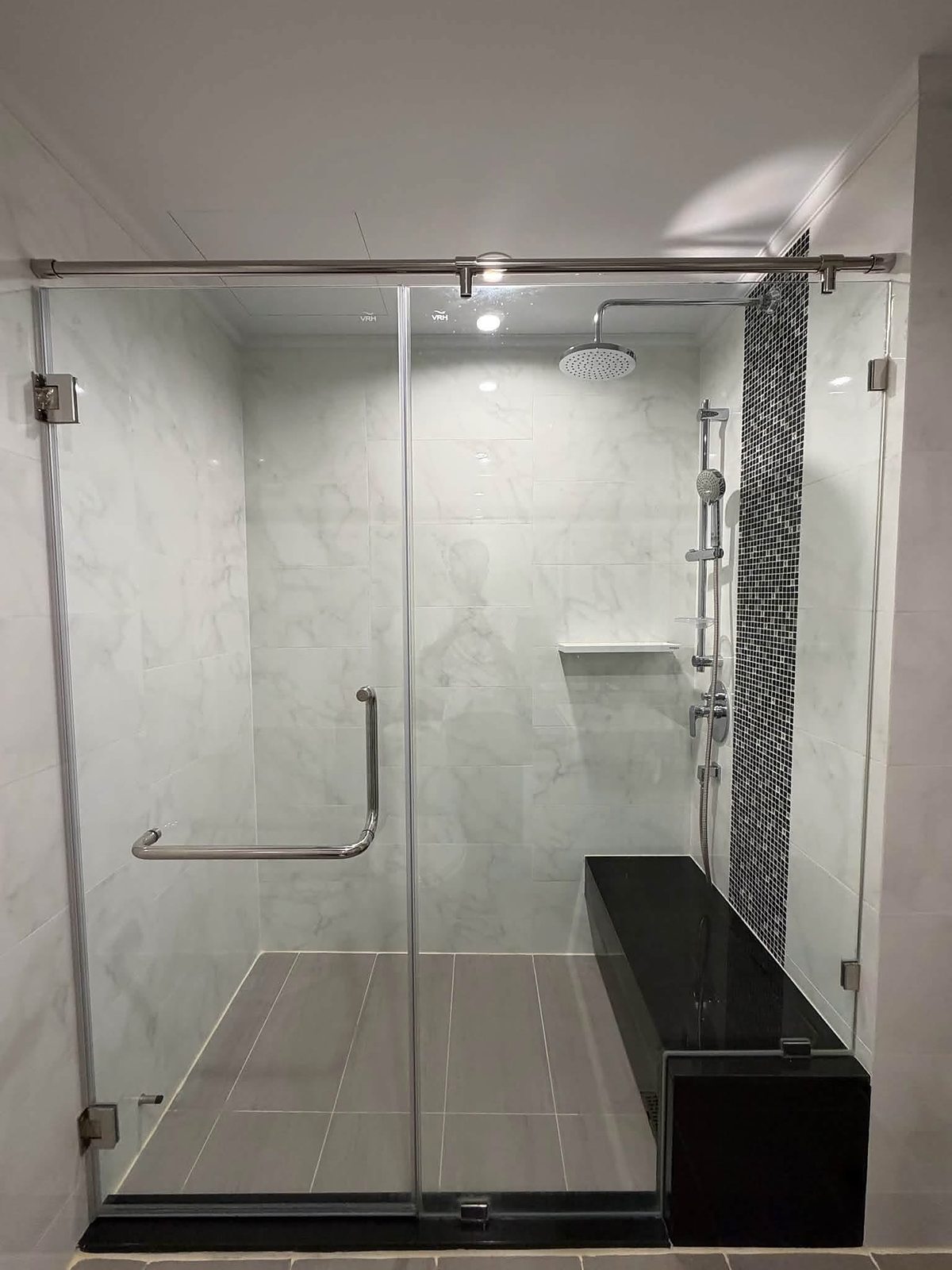Supalai Oriental Sukhumvit 39: Walk-in shower