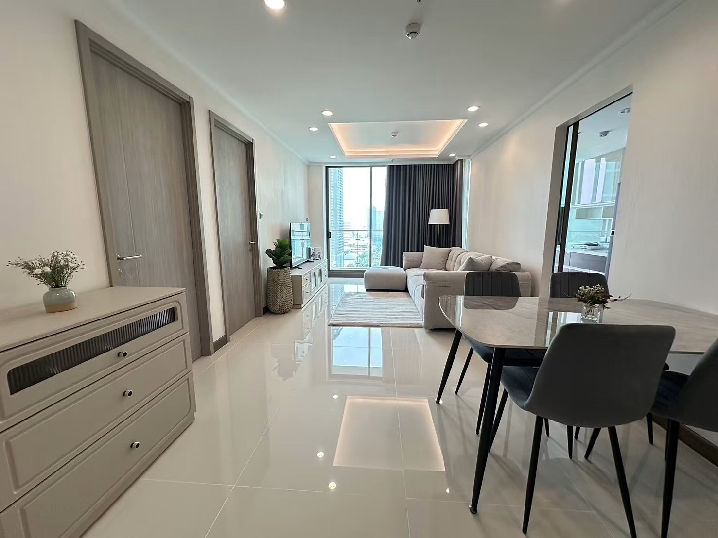 Supalai Oriental Sukhumvit 39: Dining and living area