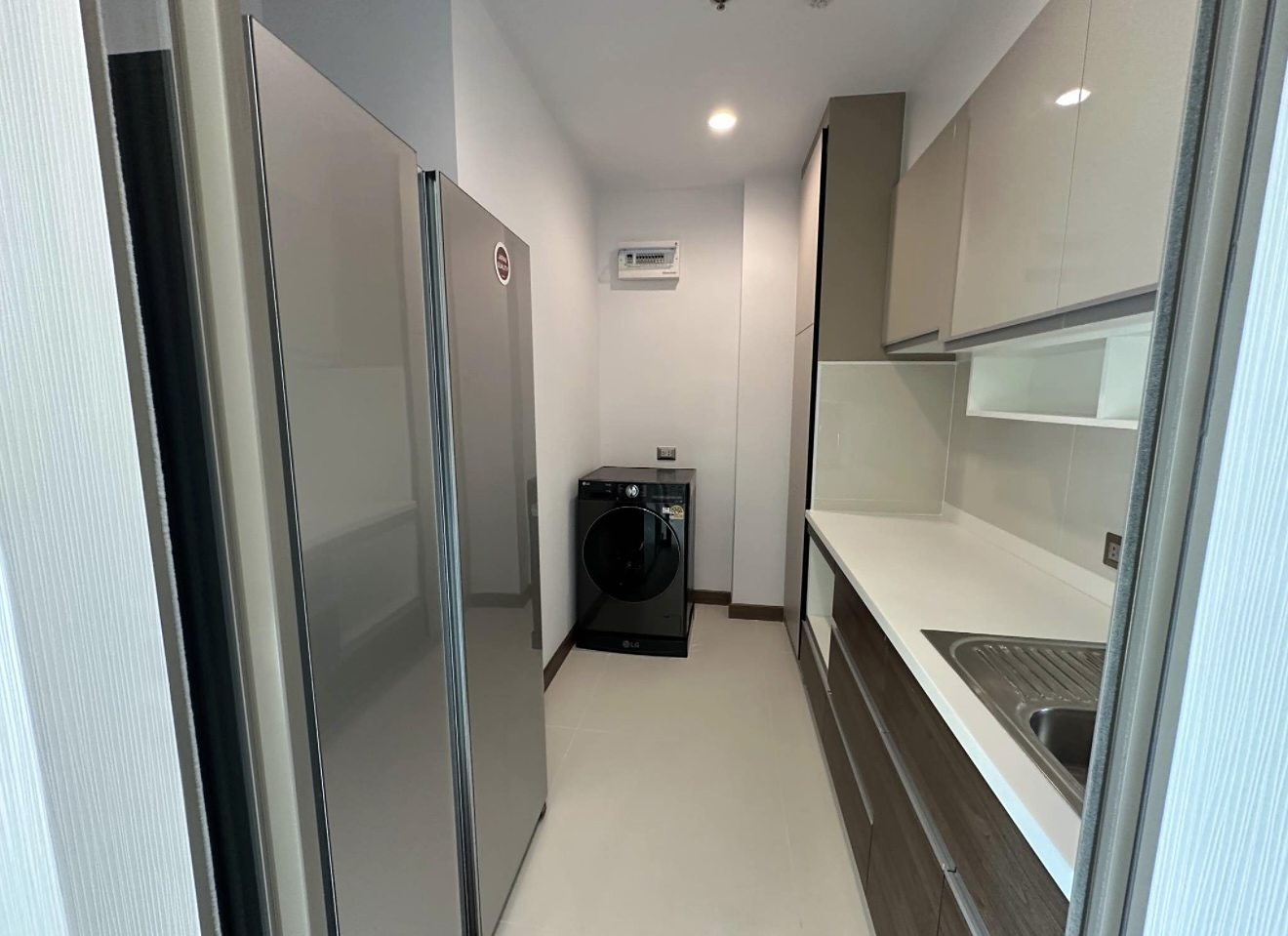 Supalai Oriental Sukhumvit 39: Kitchen and laundry
