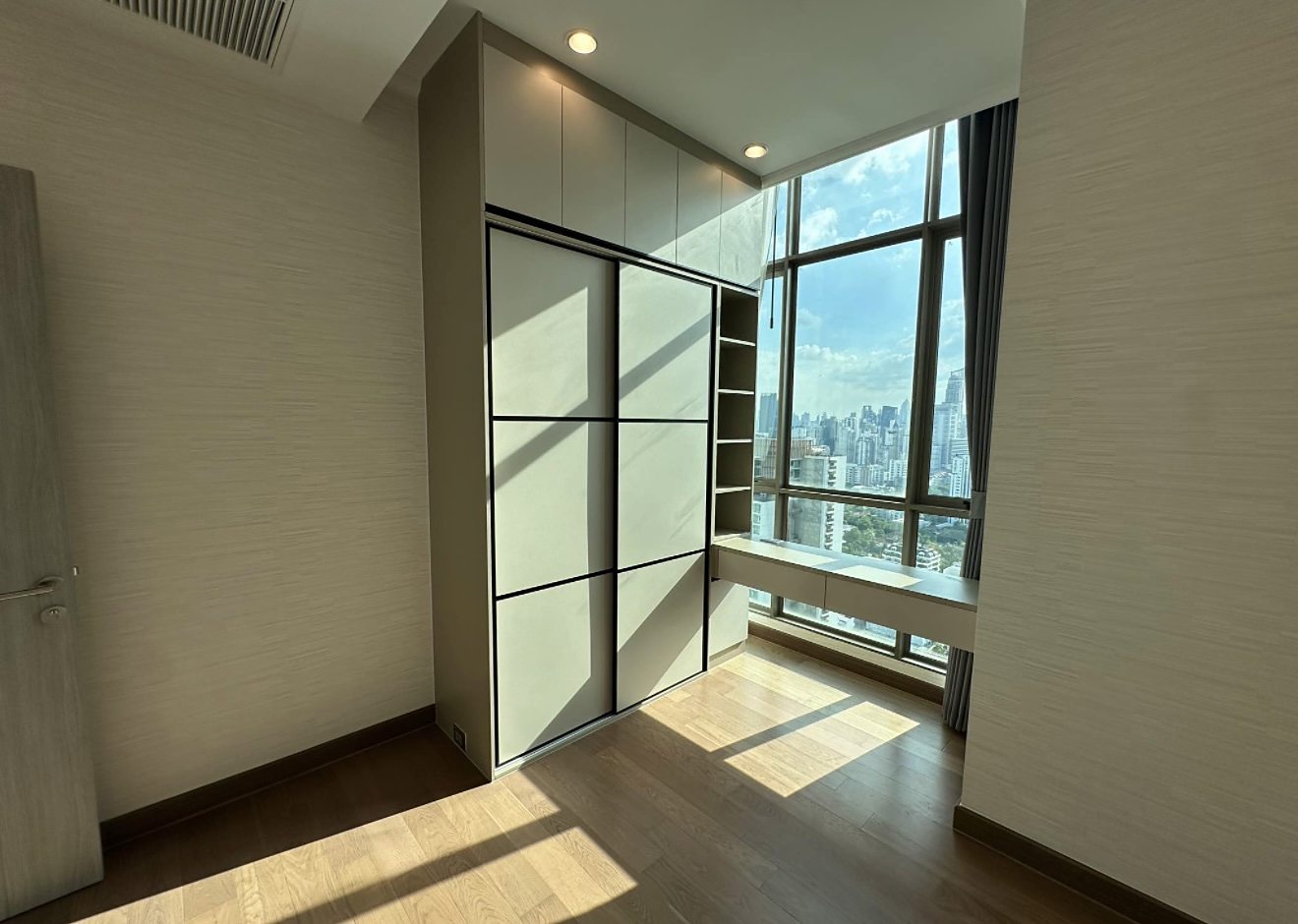 Supalai Oriental Sukhumvit 39: Bedroom wardrobe