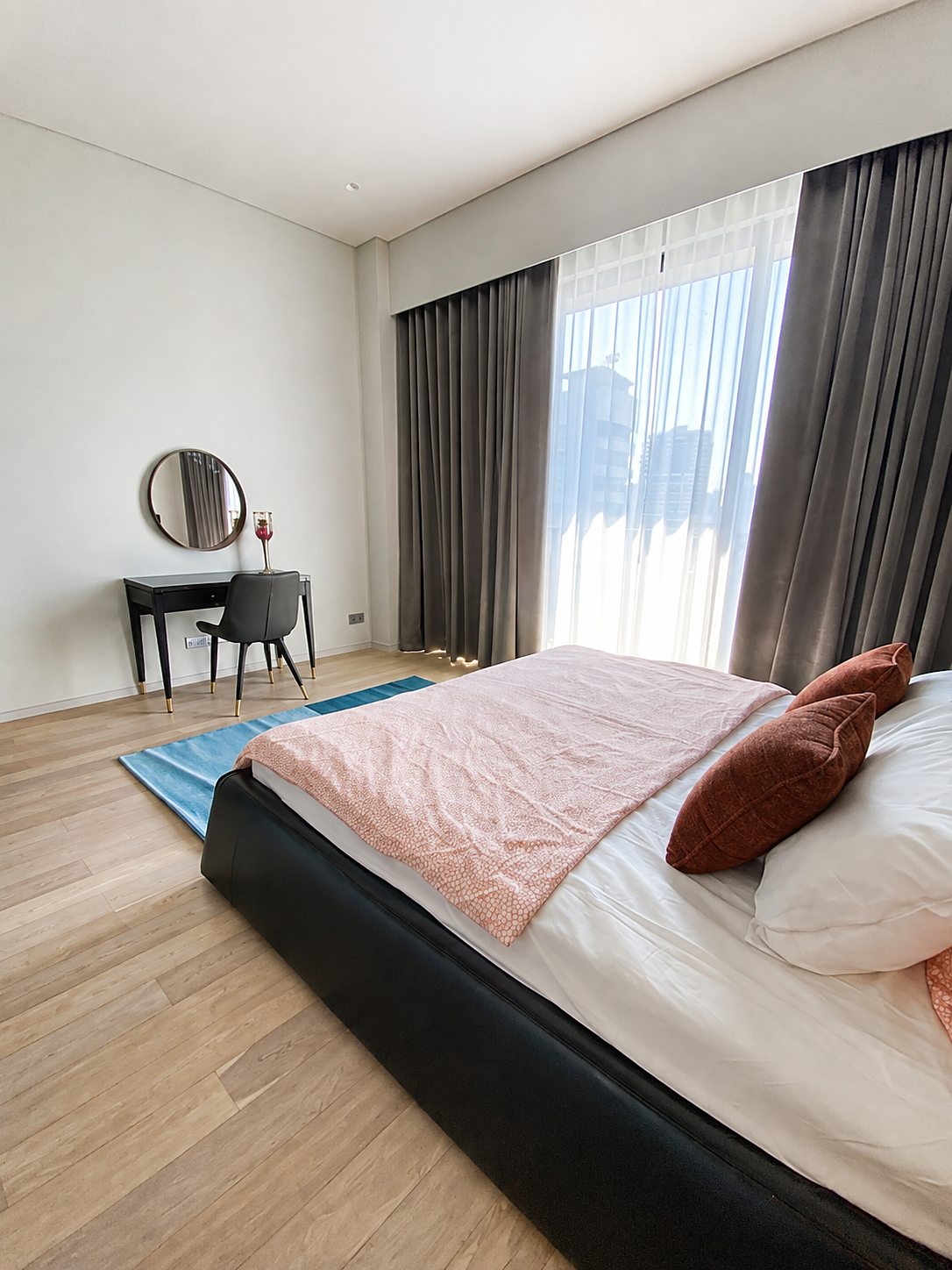 TELA Thonglor: Bedroom with dressing table