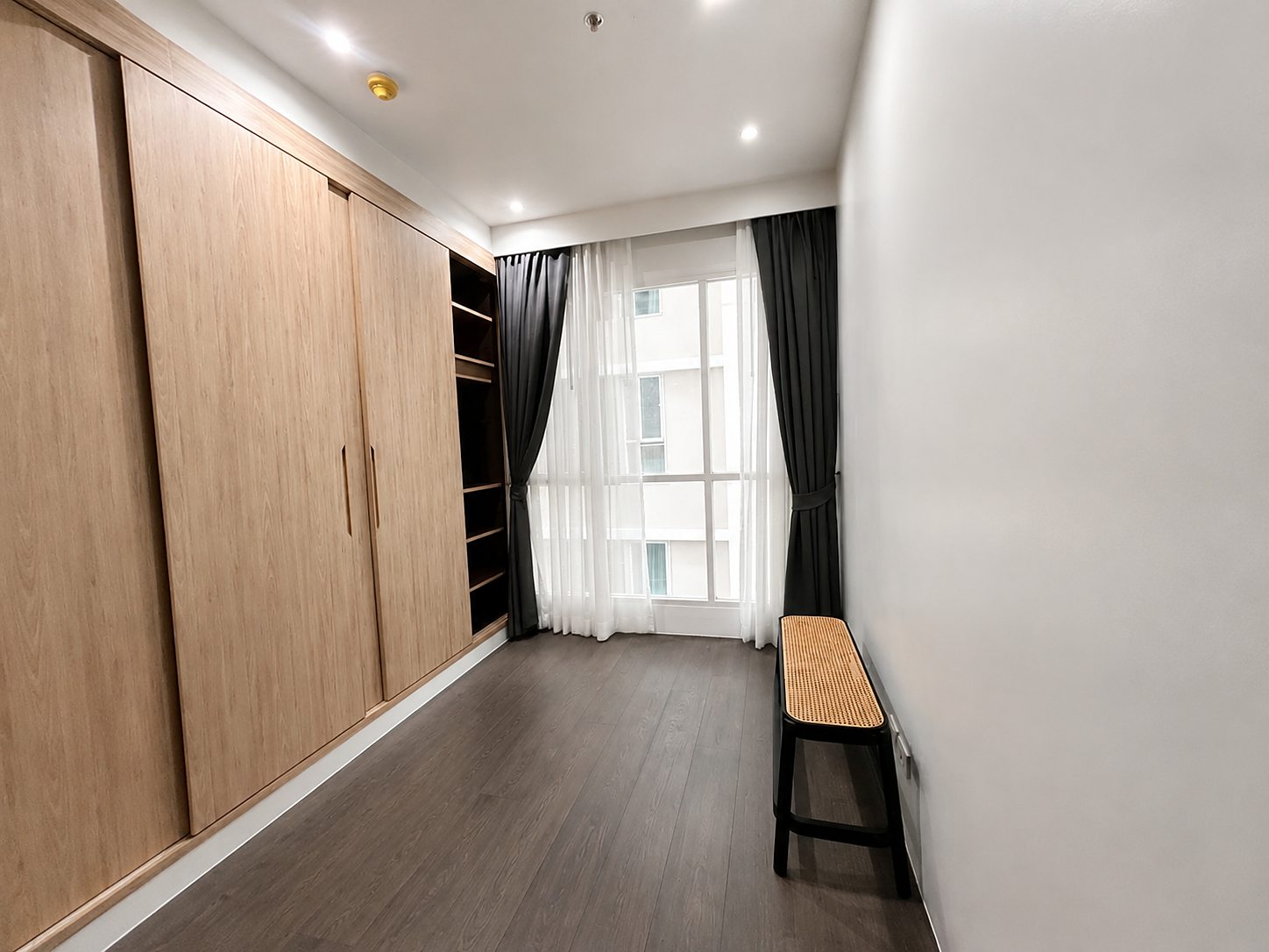 The Address Chidlom: Built-in wardrobe