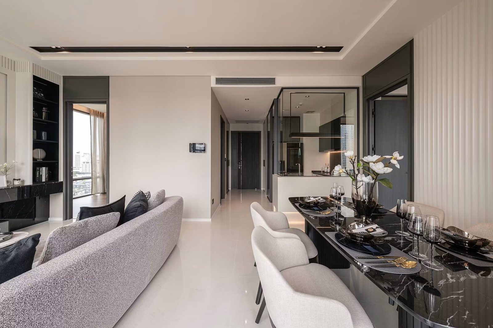 The Bangkok Thonglor: Living and dining area