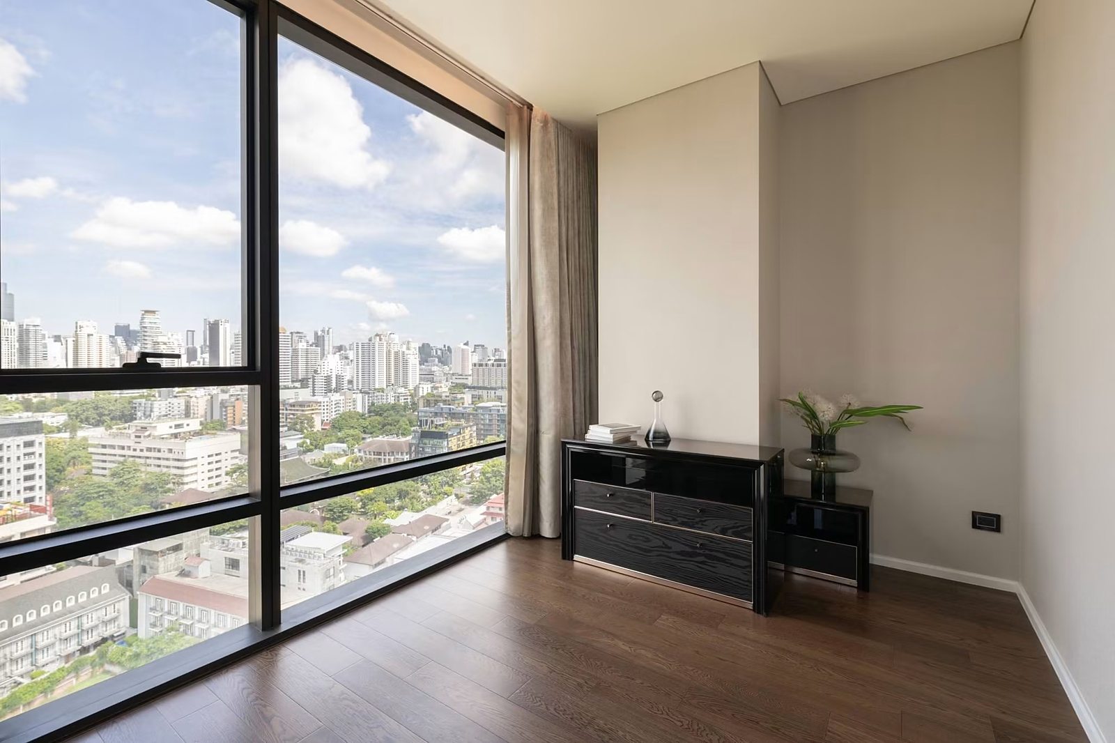 The Bangkok Thonglor: Bedroom with city view