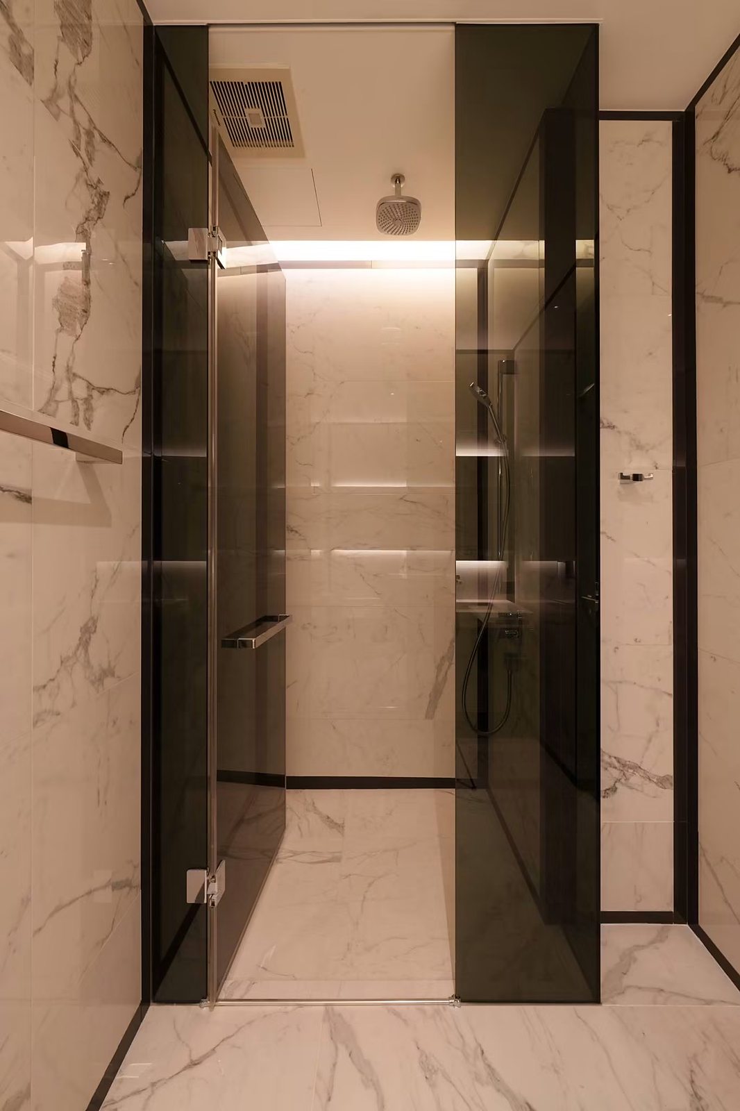 The Bangkok Thonglor: Shower