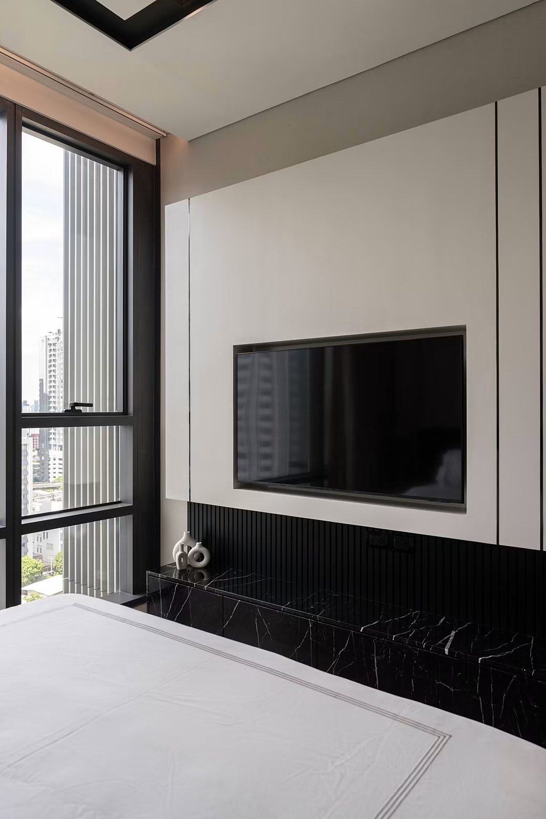 The Bangkok Thonglor: Bedroom TV wall