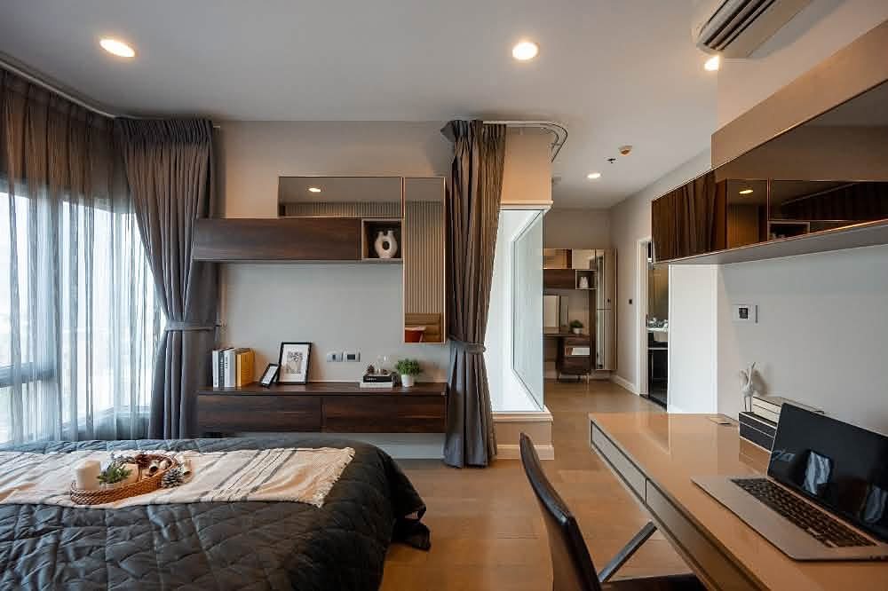The Crest Sukhumvit 34: Bedroom with study desk