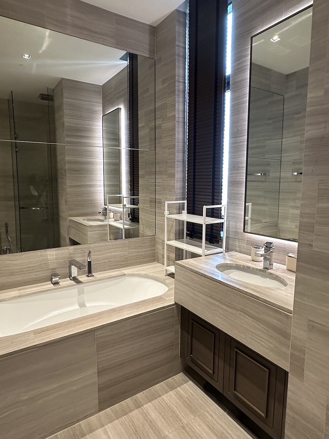 The Diplomat 39: Bathroom