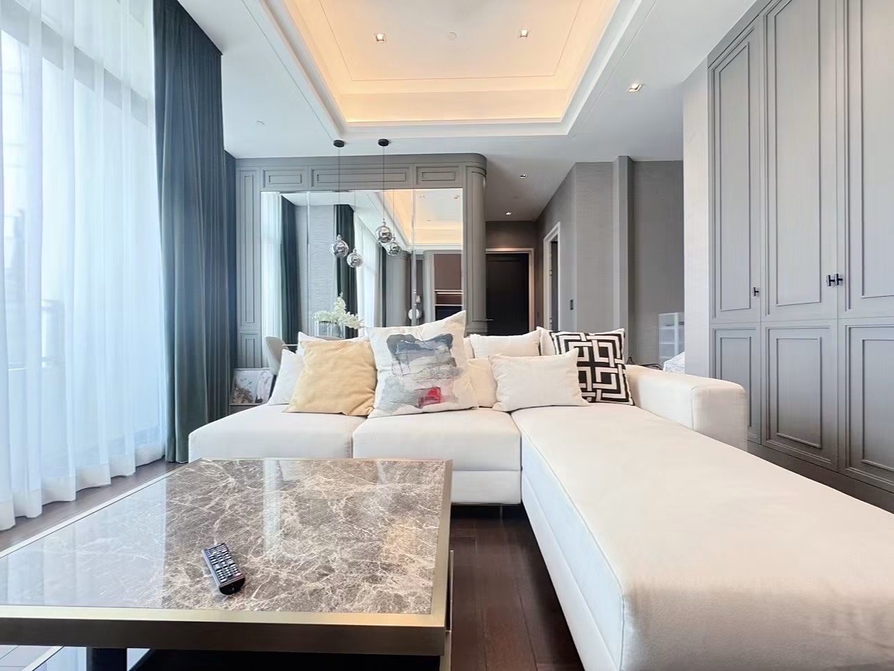 The Diplomat 39: Living room