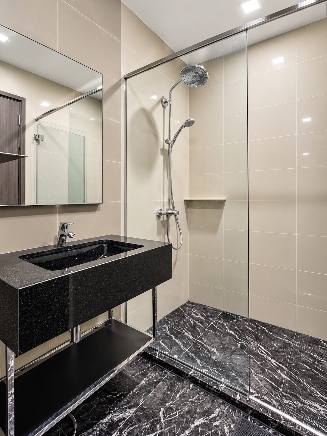 Edge Sukhumvit 23: Bathroom