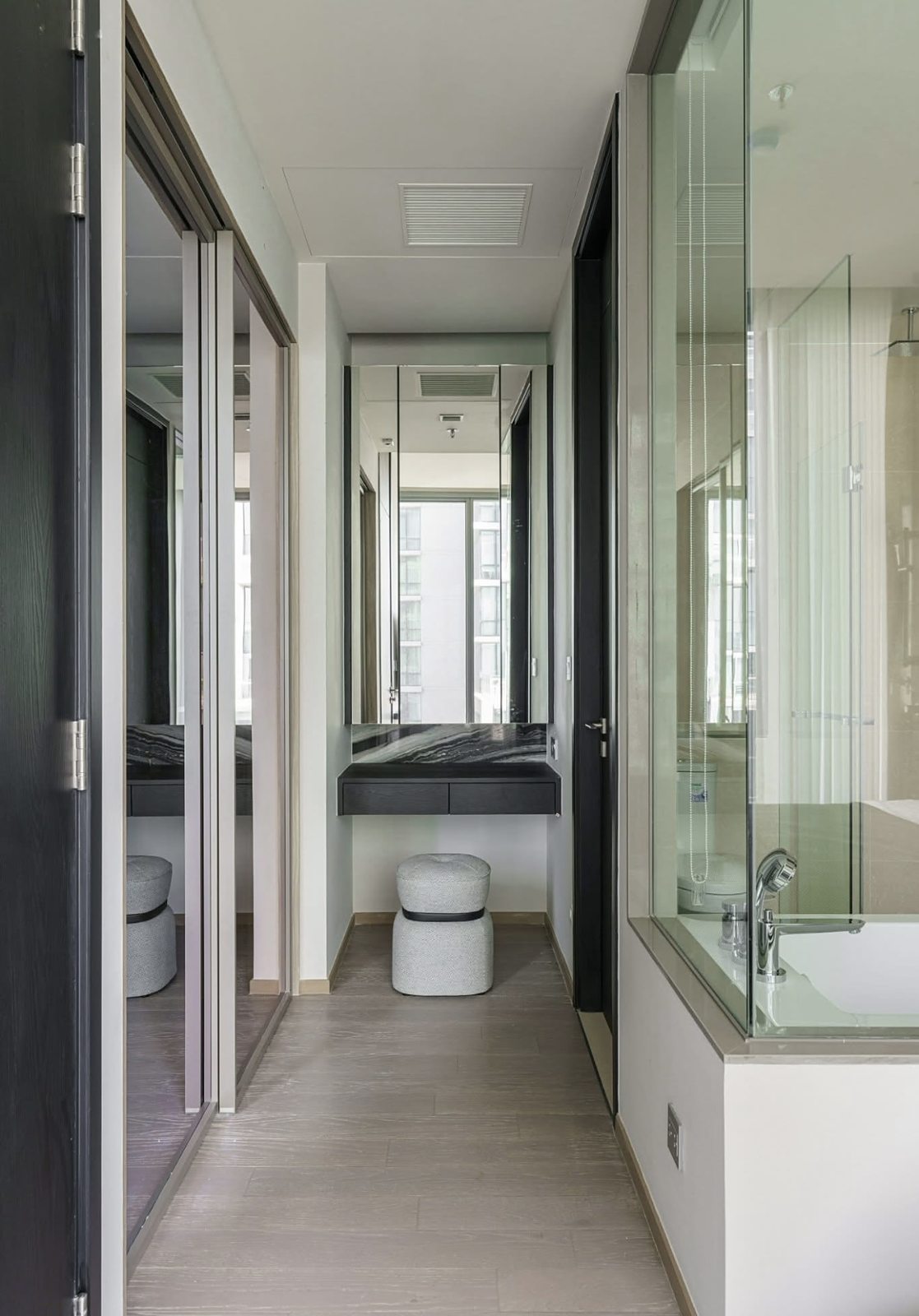 The Esse Asoke: Dressing area [show unit]