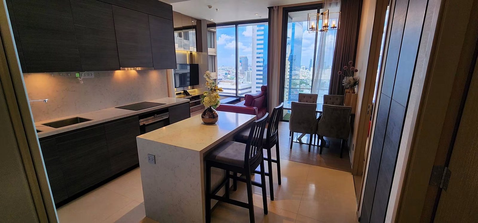 The Esse Asoke: Kitchen and dining area