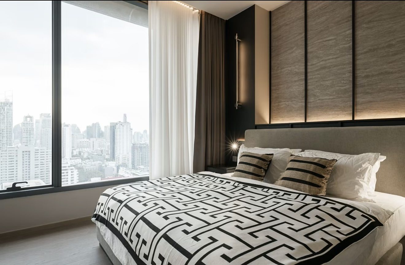 The Esse Asoke: Bedroom with city view